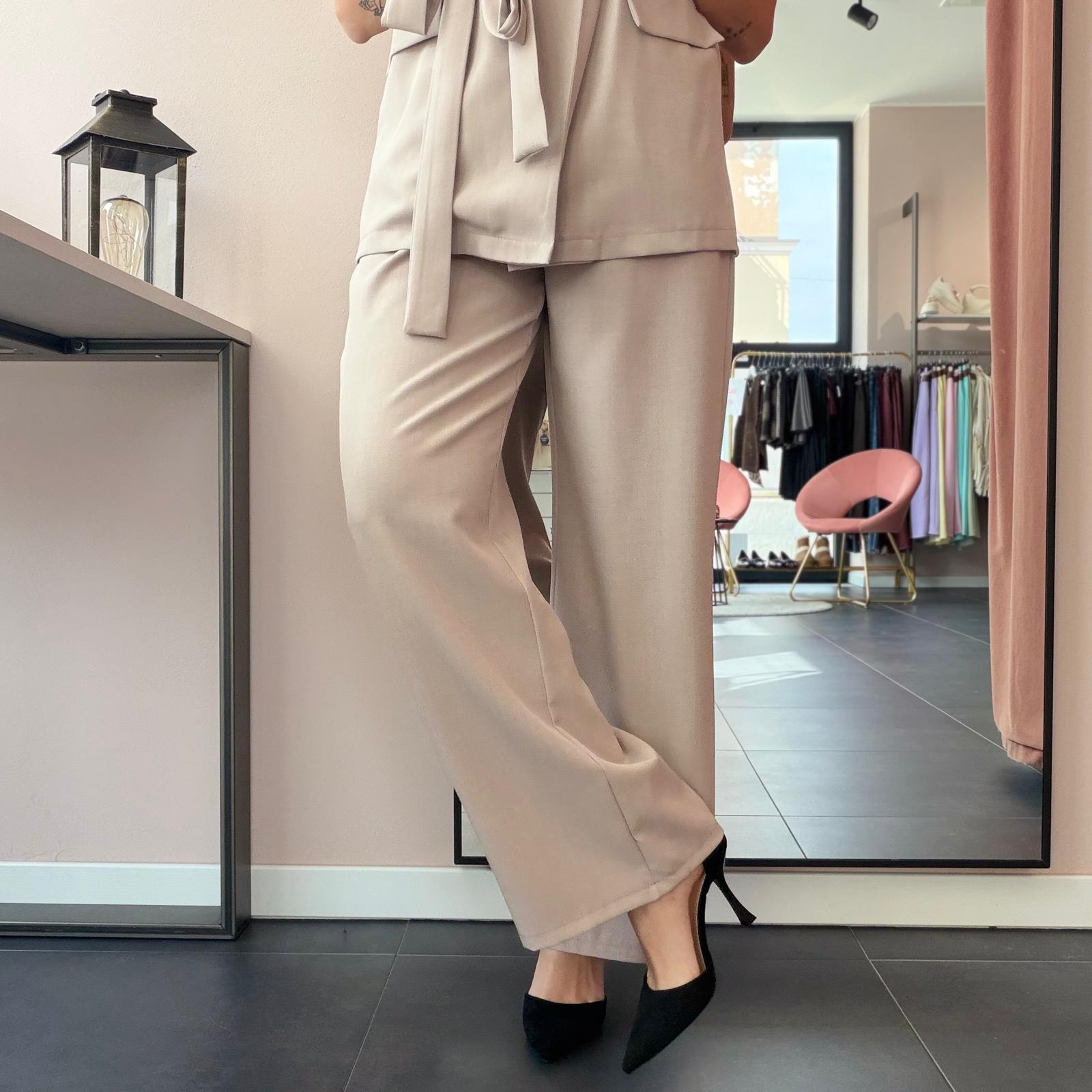 Completo Blazer Smanicato e Pantalone Gamba Larga - immagine 11